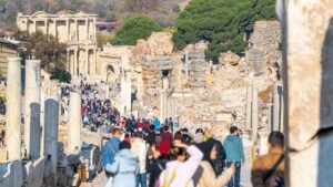 image about crowd of tourist